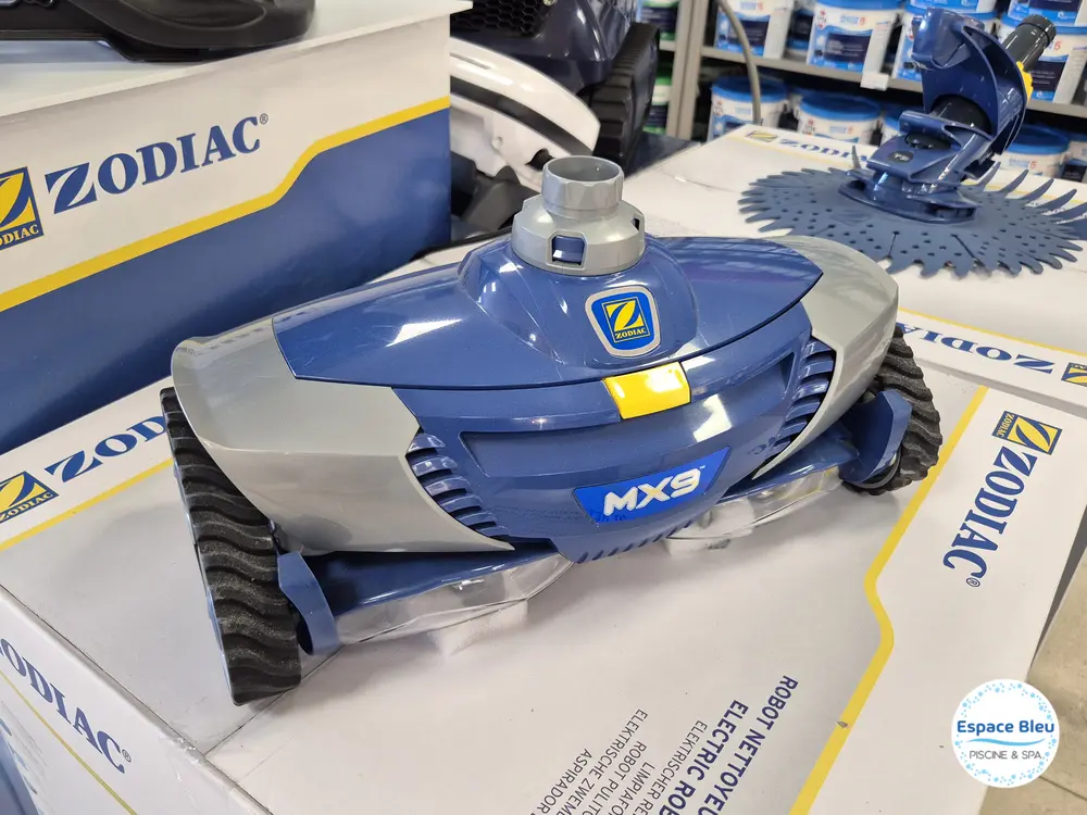 Robot nettoyeur de piscine Zodiac exposé en magasin
