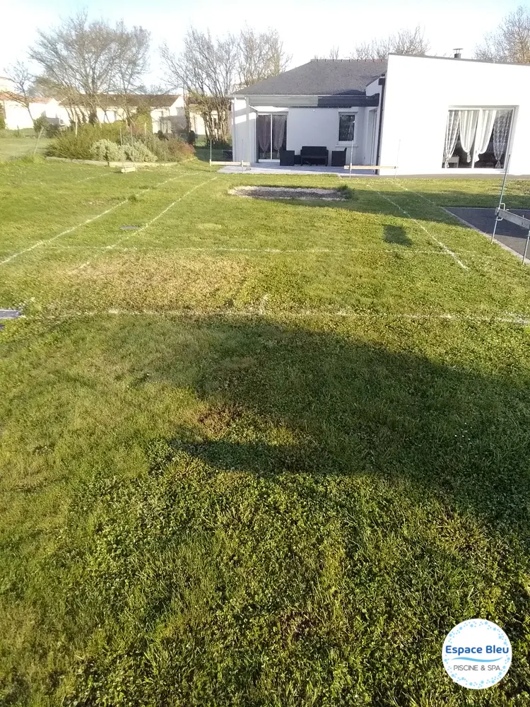 Terrain engazonné avant le début des travaux d’une piscine maçonnée - Espace Bleu Ancenis