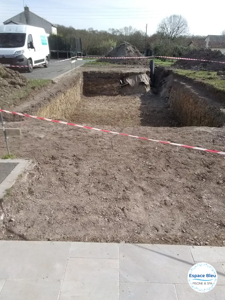 Terrassement du bassin d’une piscine maçonnée sur un terrain - Espace Bleu Ancenis