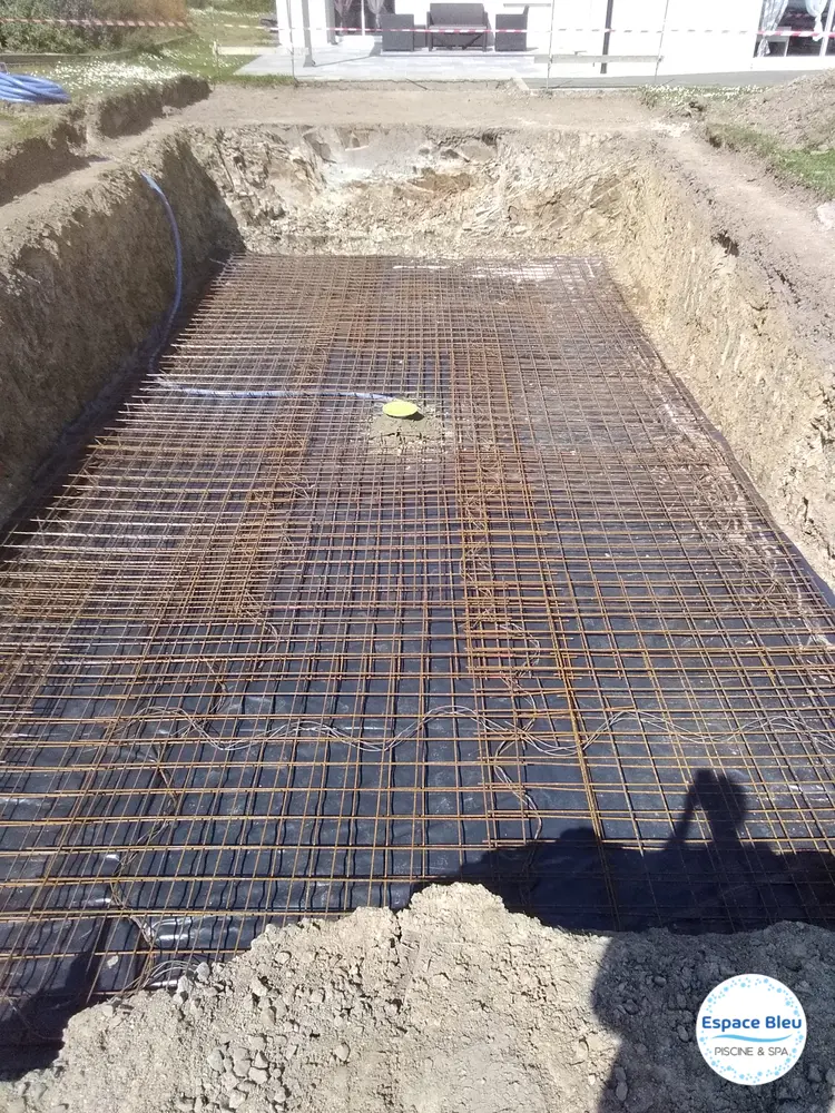 Ferraillage du fond de la piscine avant la réalisation du bassin - Espace Bleu Ancenis