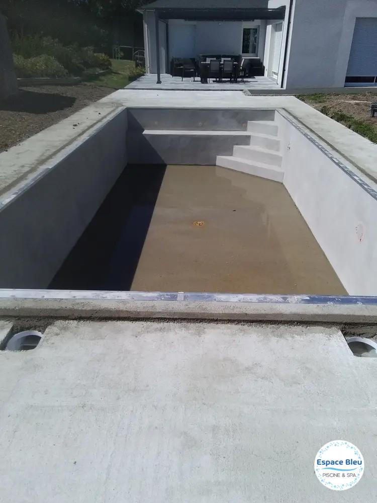 Bassin revêtu avec son escalier avant la mise en eau - Espace Bleu Ancenis