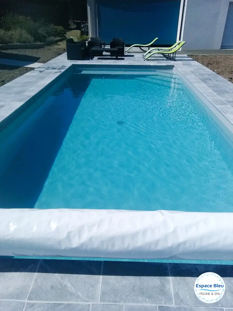 Piscine maçonnée en eau avec son volet roulant - Espace Bleu Ancenis