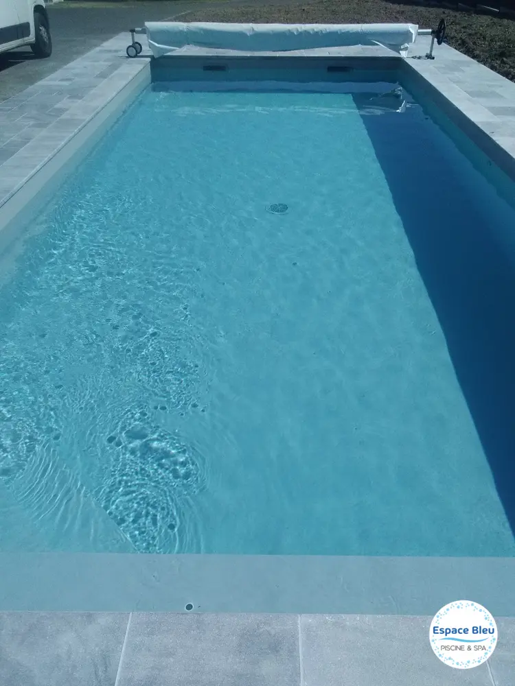 Piscine rectangulaire à eau turquoise, vue de dessus