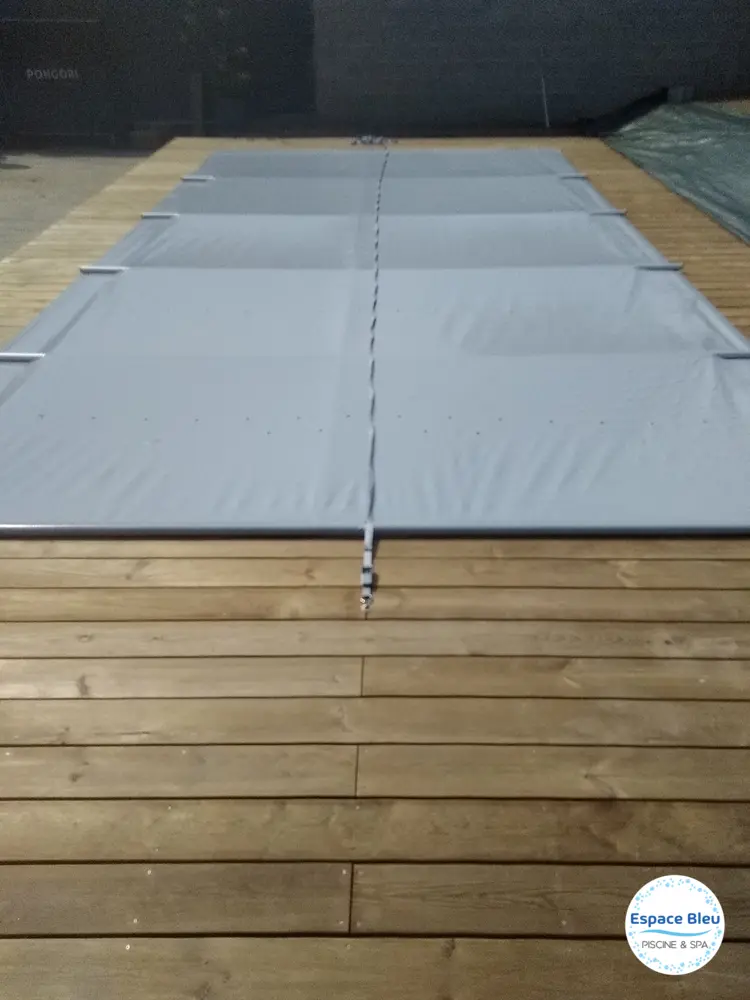 Volet roulant gris sur terrasse bois