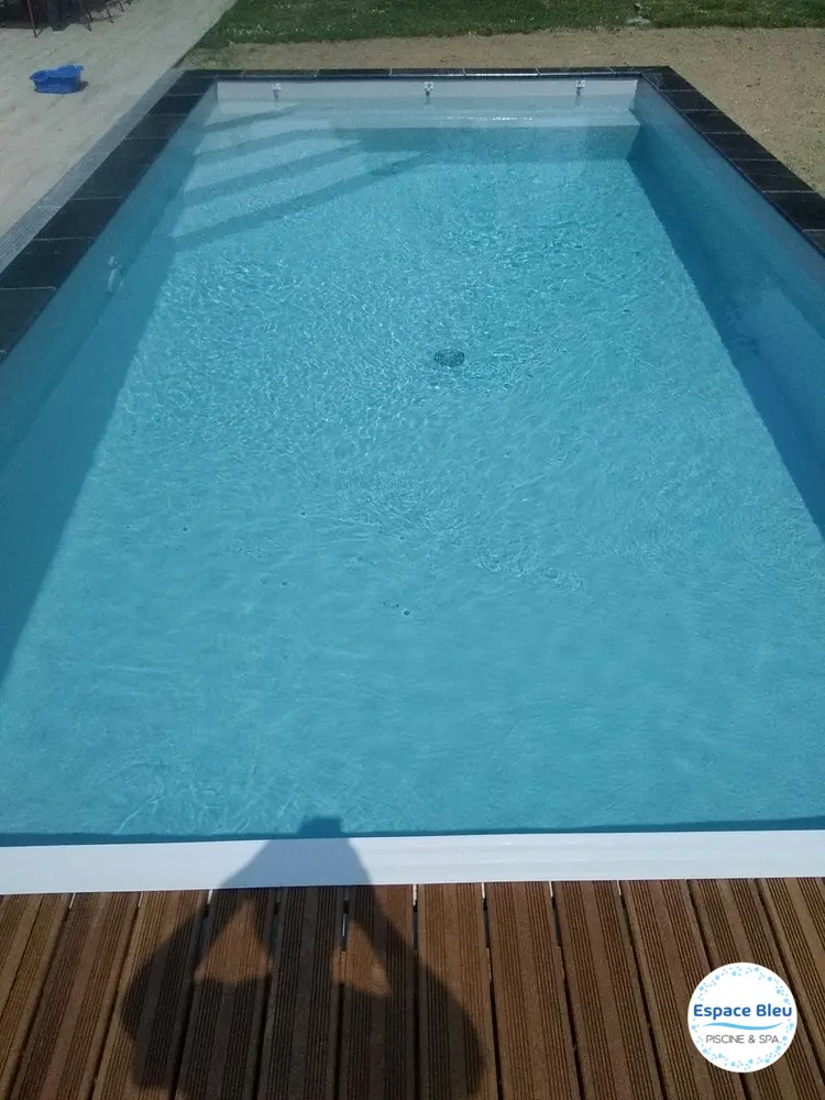 Piscine rectangulaire avec terrasse bois en bout de bassin