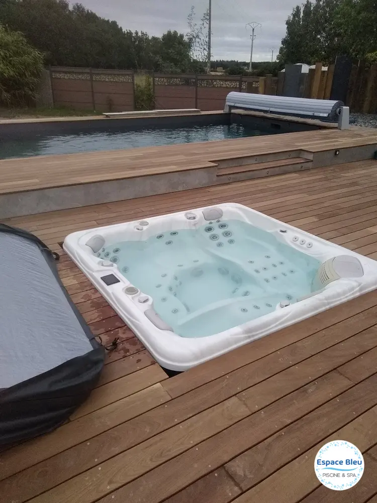 Spa encastré dans une terrasse bois près d’un bassin