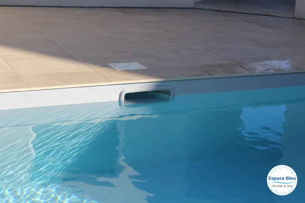 Gros plan sur l’eau d’une piscine et sa margelle