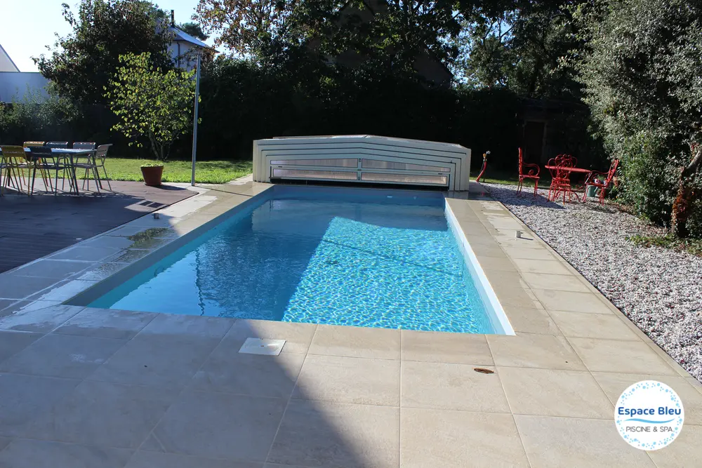 Piscine avec abri bas et margelle beige