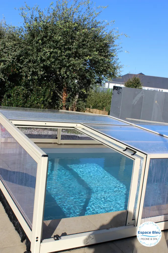 Abri de piscine télescopique ouvert au-dessus du bassin