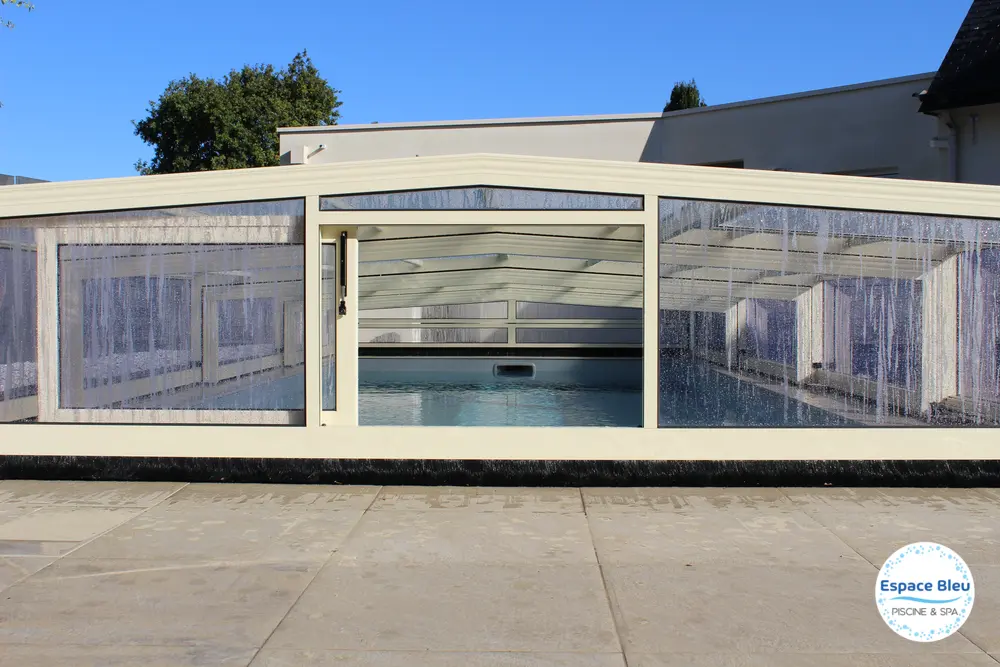 Abri de piscine fermé avec façade vitrée