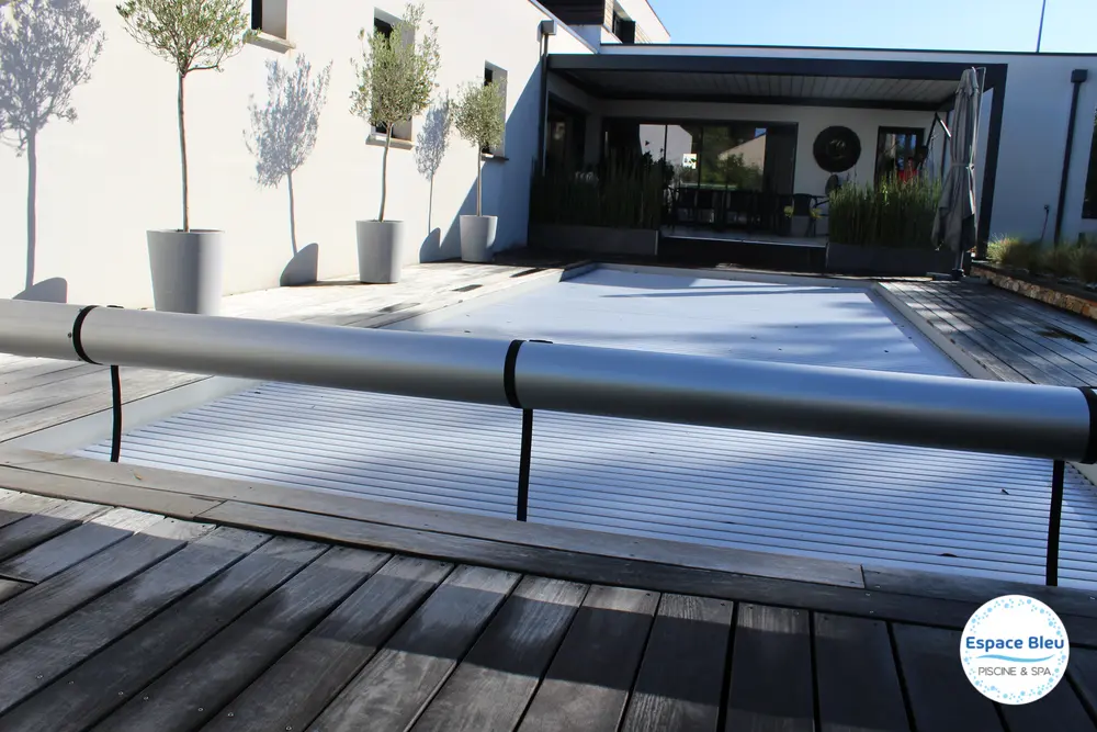 Volet roulant sur terrasse bois foncé