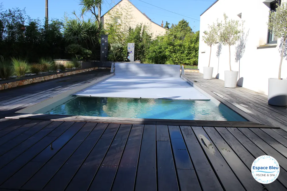 Volet partiellement ouvert sur piscine, terrasse bois