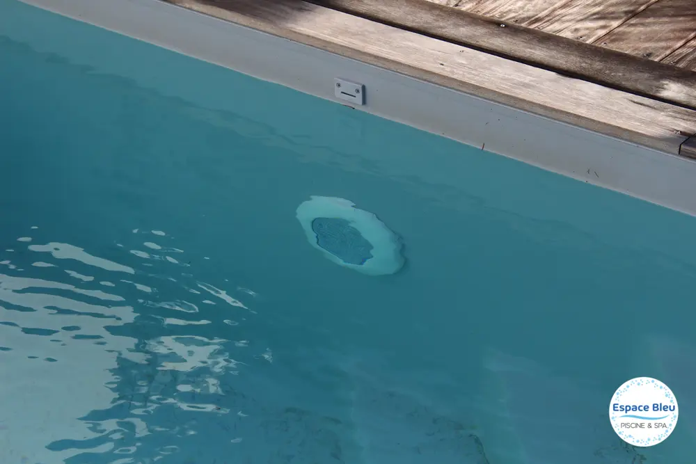 Gros plan sur une buse de refoulement dans l’eau turquoise