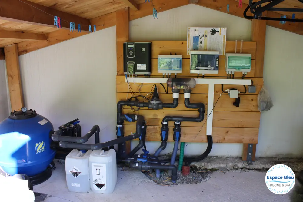 Local technique de piscine avec filtration et coffret de commande