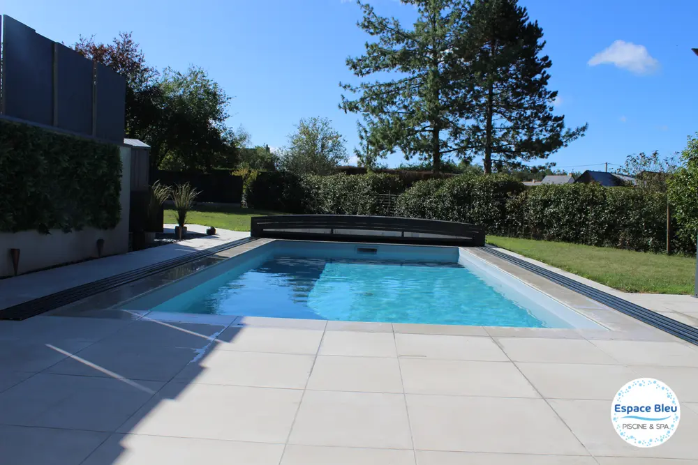 Piscine avec abri bas ouvert et plage claire