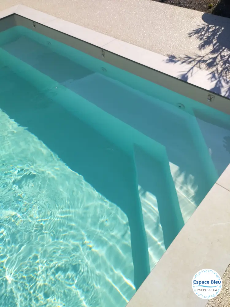 Escalier d’une piscine à eau turquoise