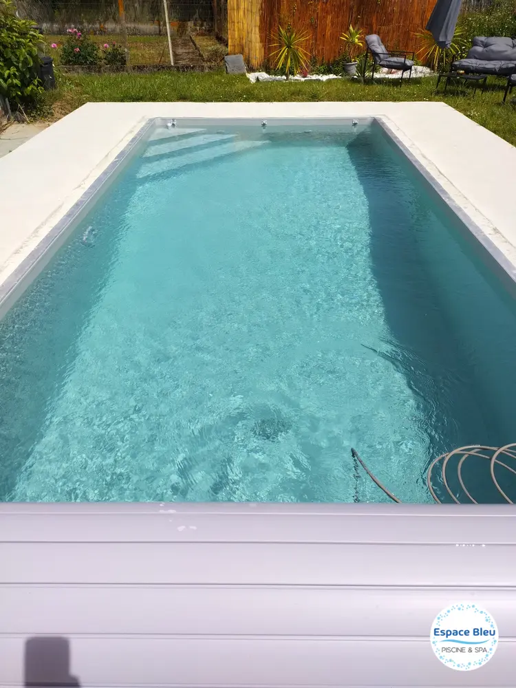 Piscine à eau claire avec volet blanc, jardin automnal