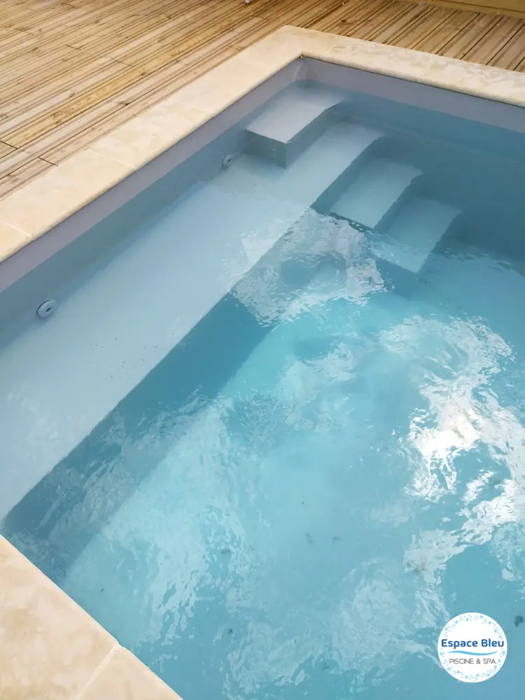 Marches immergées et margelle en pierre