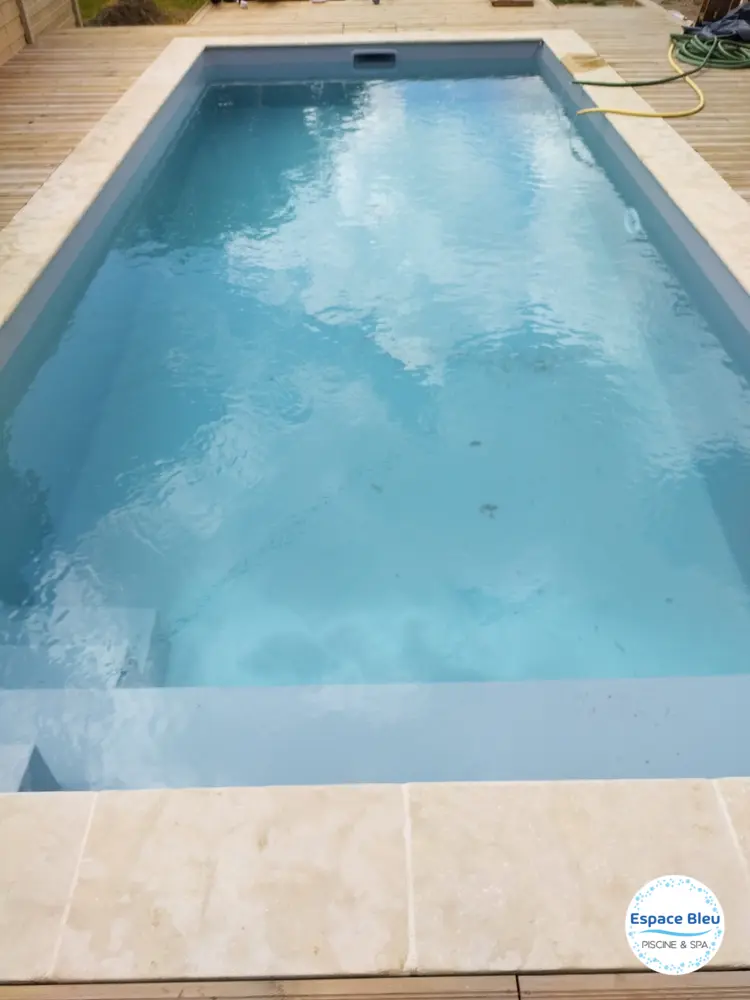 Piscine à eau bleue avec banquette immergée