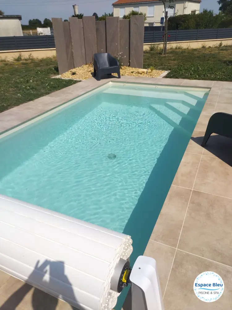 Piscine à eau turquoise avec volet enroulé