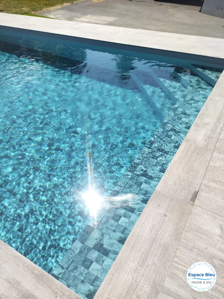 Piscine à eau turquoise avec reflets du soleil