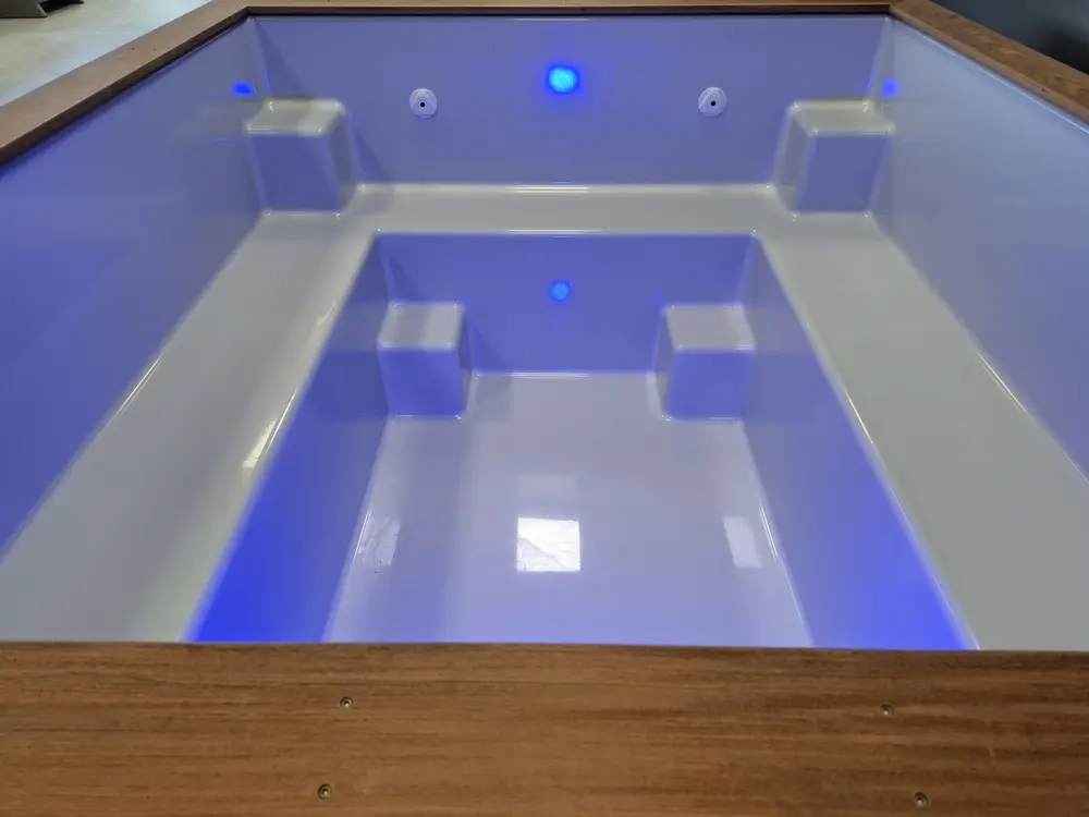 Intérieur du bassin Pool Party avec éclairage LED coloré et assises d’angle