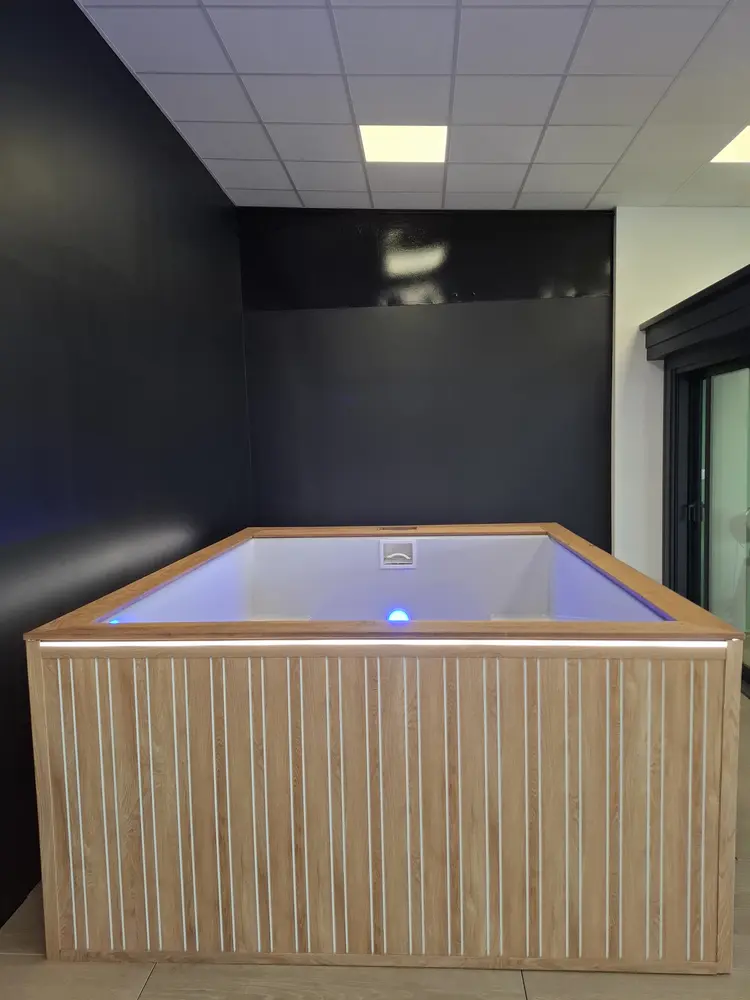 Pool Party dans un espace intérieur, bassin rempli