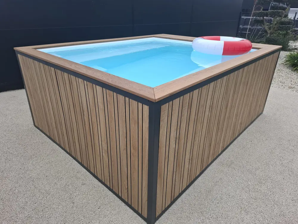 Piscine Pool Party avec habillage bois, prête à être installée