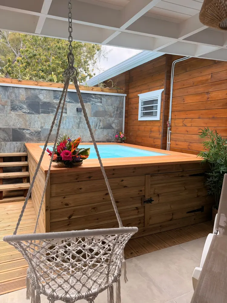 Pool Party avec habillage bois sur une terrasse, avec balancelle