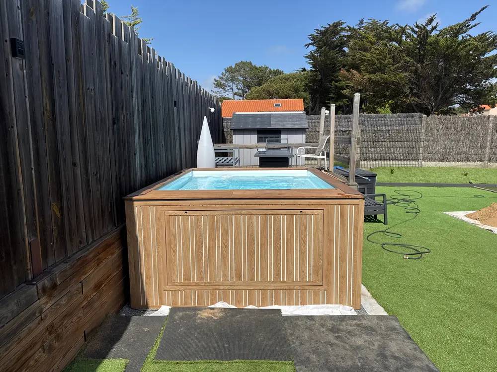 Pool Party avec habillage bois installée dans un jardin