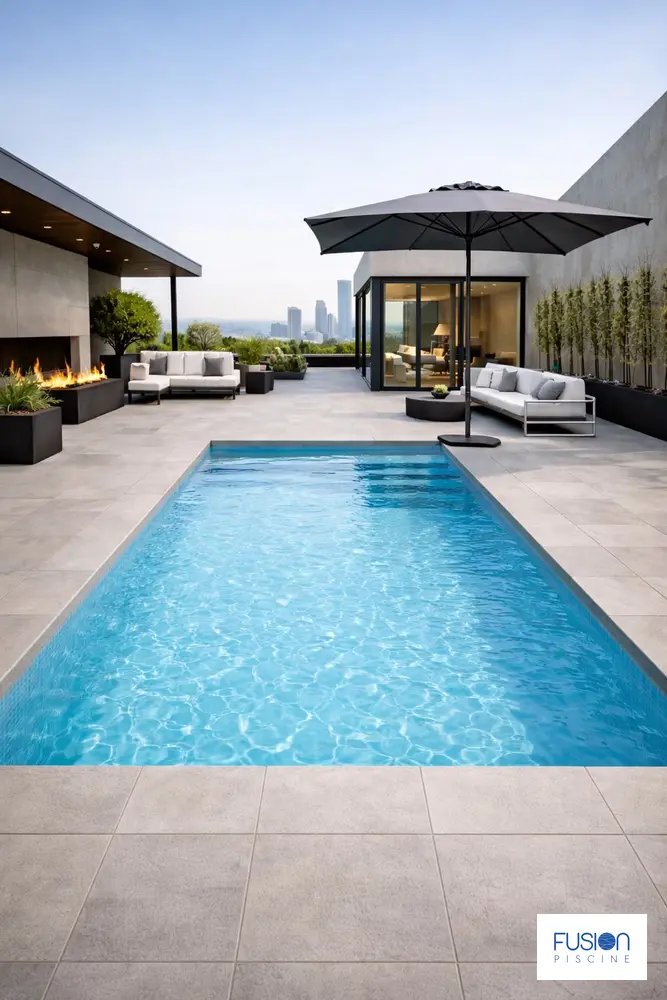 Illustration de la piscine coque Fusion 750 dans un jardin